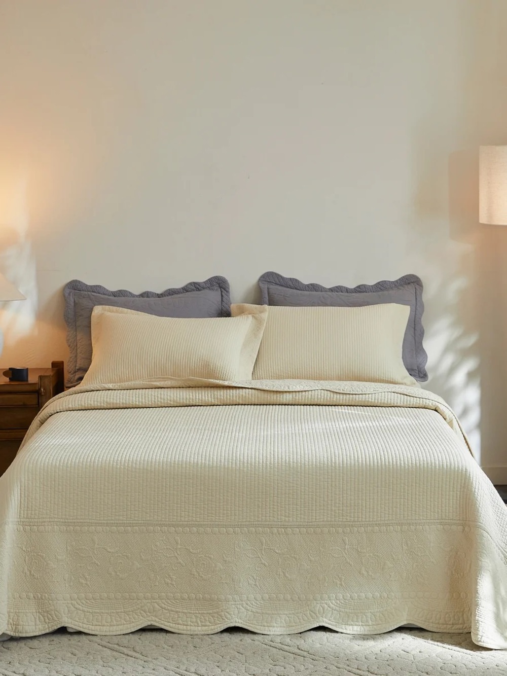 Cream Quilted king 3 piece Bedspread Set with Scalloped Edge